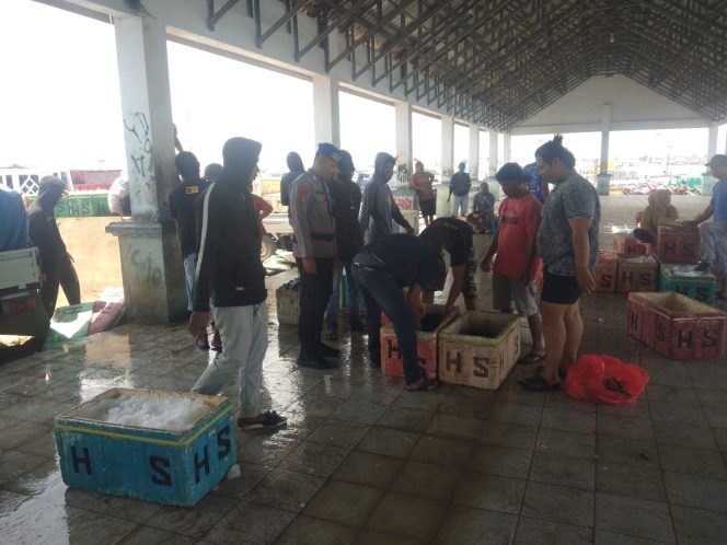 
 Personil Satpolairud Polres Bone Sampaikan Himbauan Kamtibmas Kepada Nelayan Saat Lakukan Polmas Perairan Di PPI Lonrae