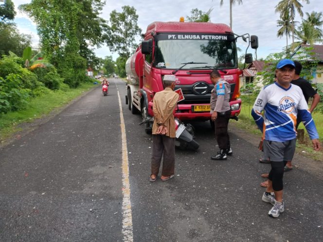 
 Personil Polsek Cina Tangani Kecelakaan Lalu Lintas di Desa Tenete Harapan