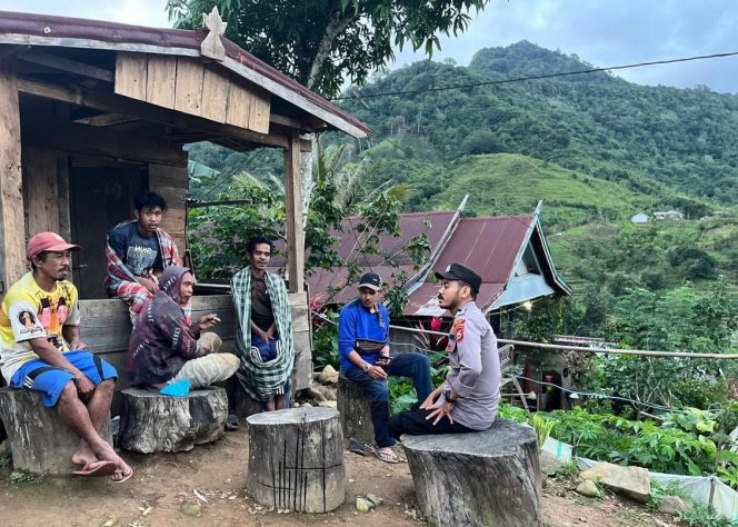 
 Bhabinkamtibmas Laksanakan Program Pembinaan Satkamling Guna Ciptakan Kondusifitas Kamtibmas di Desa