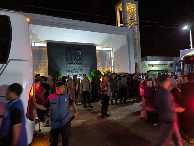 
 ‎Polri Untuk Masyarakat, Polsek Dua Boccoe Laksanakan Pengamanan dan Pengawalan Calon Jamaah Haji