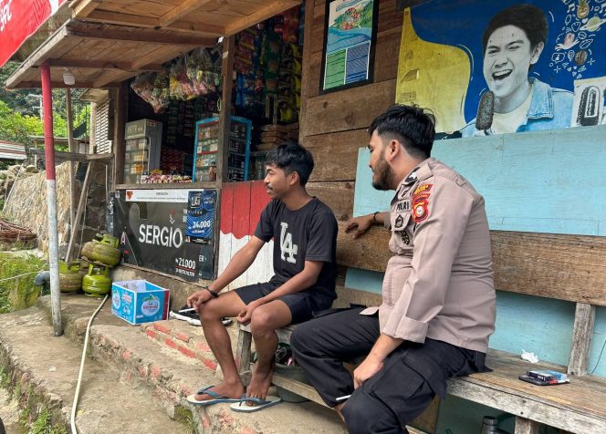 
 Bhabinkamtibmas Menjalin Kedekatan dengan Masyarakat Melalui Kegiatan Sambang