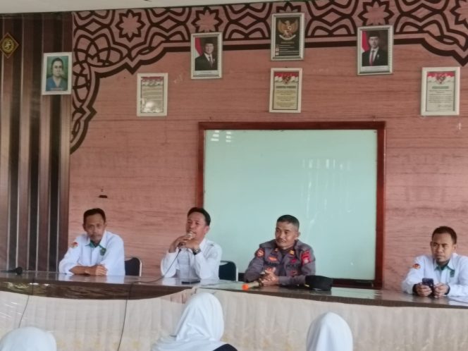
 Kapolsek Lappariaja Hadiri Pengumuman Kelulusan di MAN 3 Bone