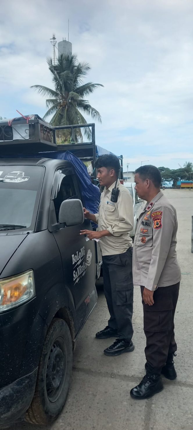 
 Dampingi Karyawan Kapal, Personil Polsek Lakukan Pemeriksaan Kendaraan 