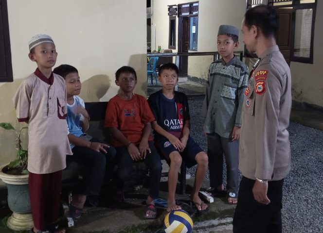 
 Berikan Motivasi Kepada Anak-anak Yang Sedang Bermain, Polsek Patimpeng