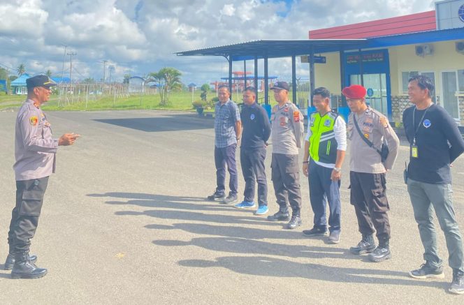 
 Wakapolsek Awangpone Berikan Arahan kepada Personel Pengamanan di Bandara Arung Palakka