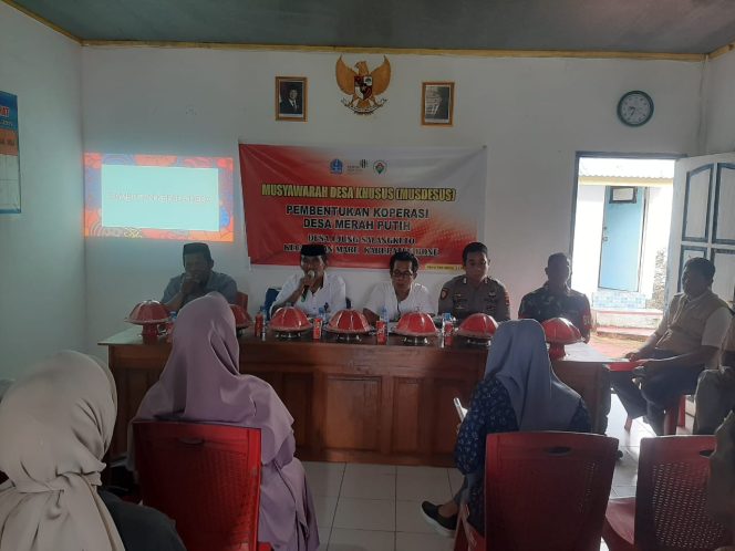 
 Bhabinkamtibmas Bripka Surya Sukma Hadiri Pembentukan Koperasi Merah Putih di Desa Binaannya