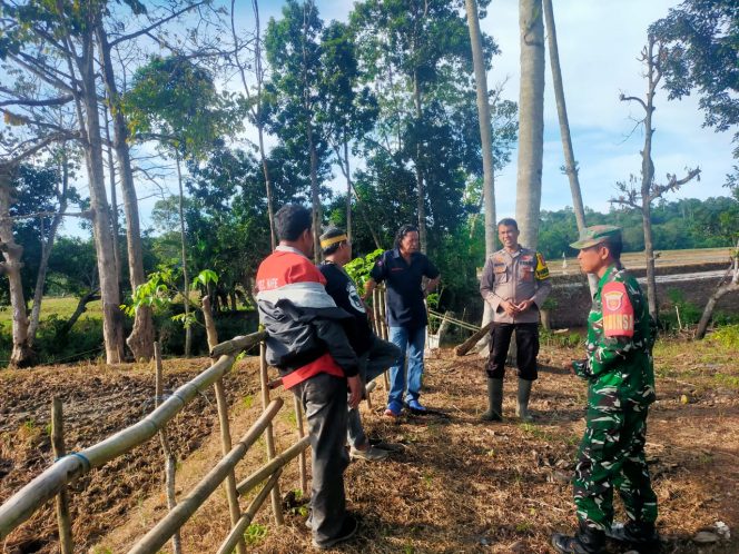 
 Bhabinkamtibmas Dan Babinsa Turun Tangan Bantu Penyelesaian Sengketa Batas  Tanah Diwilayah Binaannya