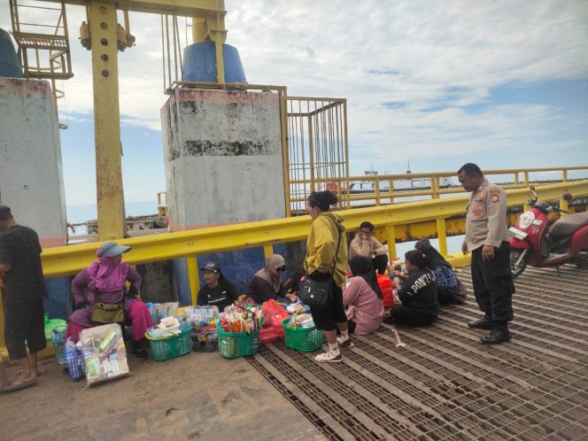 
 Temui Pedagang Asongan , Lakukan Pembinaan Beri Himbauan Kamtibmas