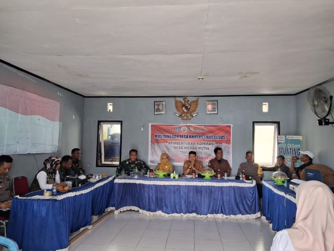 
 Bhabinkamtibmas Polsek Cenrana Hadiri Musdesus Pembentukan Koperasi Desa Merah Putih