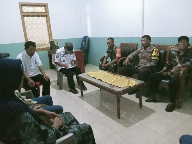 
 Bhabinkamtibmas Bersama Pemerintah Desa Lakukan Mediasi Sengketa Tanah Di Desa Tellongeng