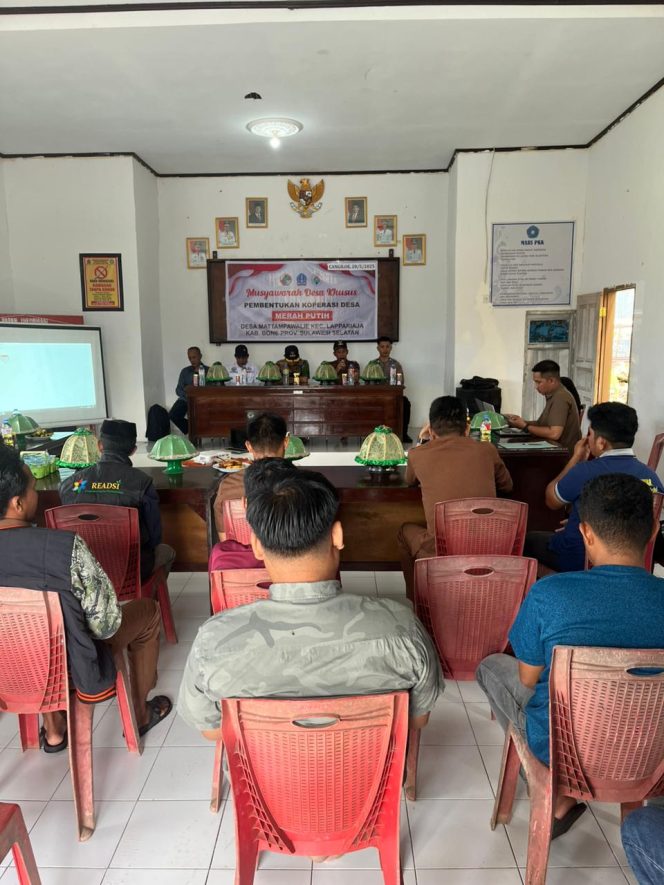 
 Bhabinkamtibmas Hadiri Giat Pembentukan Koperasi Desa Merah Putih di Desa Mattampawalie
