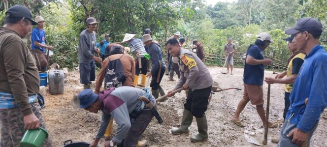 
 Gotong Royong Bhabinkamtibmas Polsek Tellu Limpoe Bersama Warga Binaanya