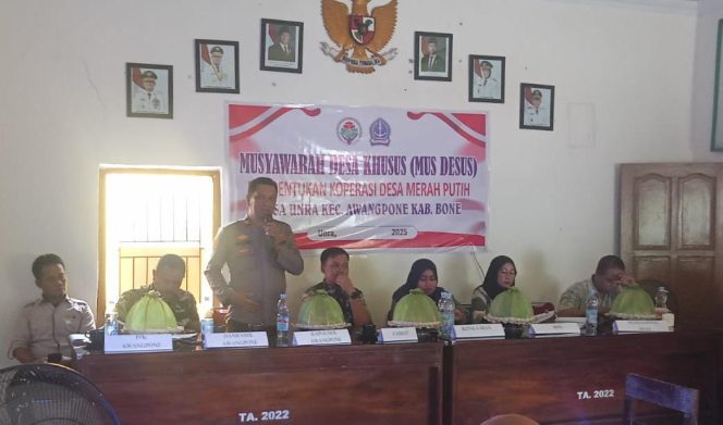 
 Wakapolsek Awangpone Musyawarah Desa Khusus Pembentukan Koperasi Merah Putih Desa Unra