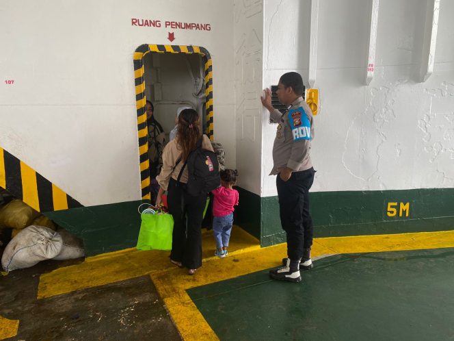 
 Diatas Kapal Ferry, Personil Temui Penumpang, Beri Rasa Aman Dengan Kehadiran Polisi