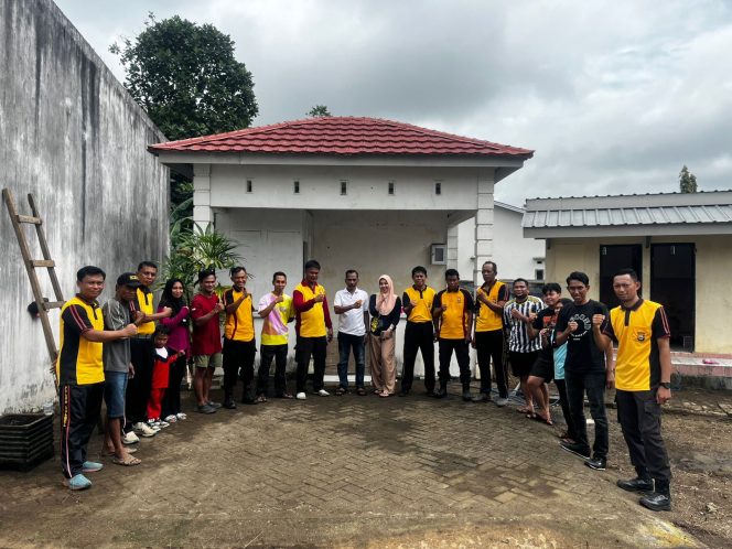 
 Bersinergi dengan Masyarakat, Kapolsek Ulaweng Pimpin Kerja Bakti Jumat Bersih