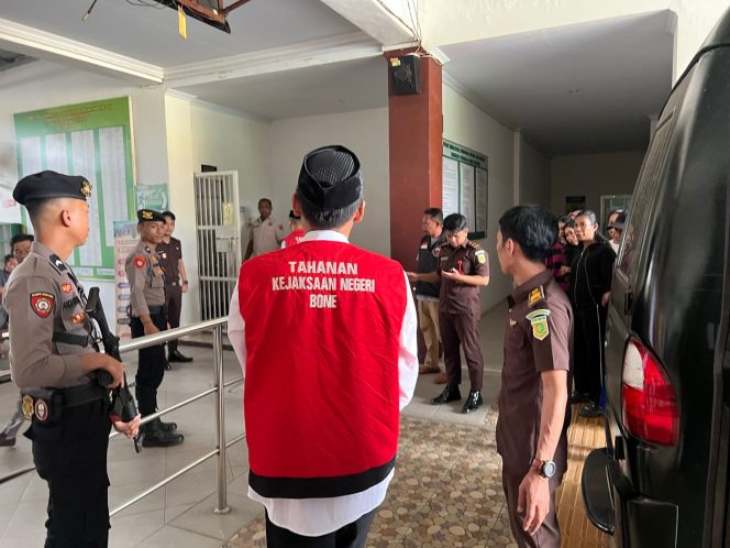 
 Pengawalan Tahanan di Pengadilan Negeri Watampone, Personil Sat Samapta Perketat Pengamanan di Ruang Sidang