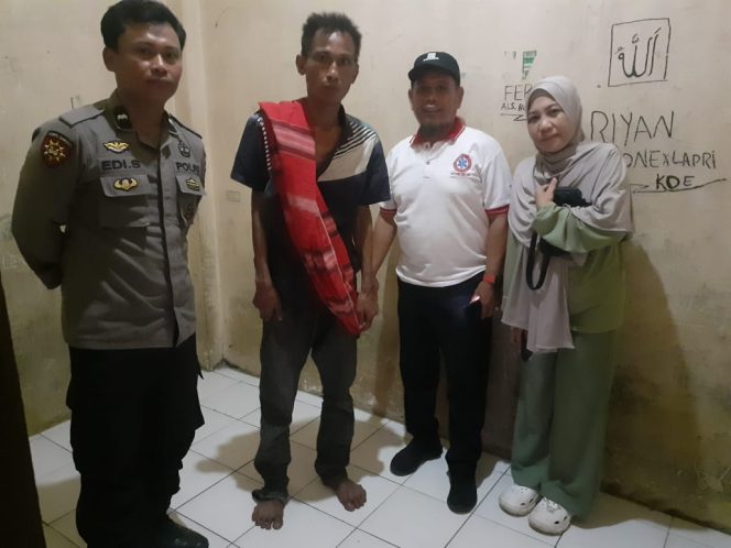 
 Personel Polsek Ulaweng dan Puskesmas Ulaweng Bersinergi Antar Orang Terlantar ke Dinas Sosial Kabupaten Bone