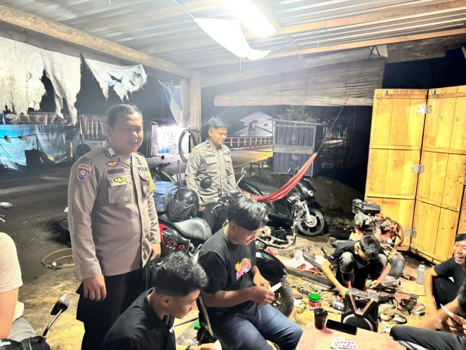 
 Cegah Gangguan Kamtibmas, Polsek Dua Boccoe Rutin Galakkan Patroli Malam