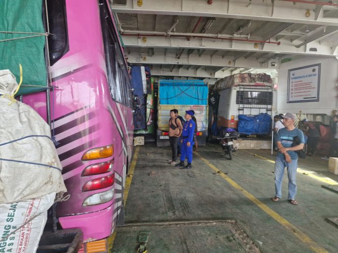 
 Sebagai Upaya Menciptakan Situasi Yang Kondusif, Personil Satpolairud Polres Bone Lakukan Pengamanan Penyeberangan