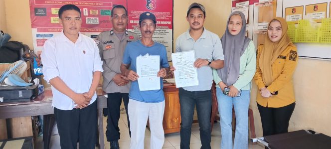 
 Polsek Awangpone Fasilitasi Penyelesaian Perkara Penganiayaan Secara Kekeluargaan Di Desa Kading