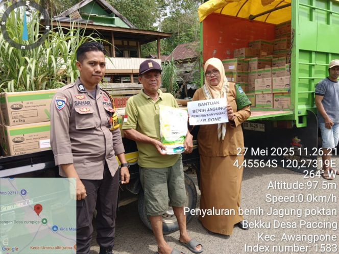 
 Polsek Awangpone pengawalan Bantuan Benih Jagung Dukung Program Pertanian Berkelanjutan Di Desa Pacing