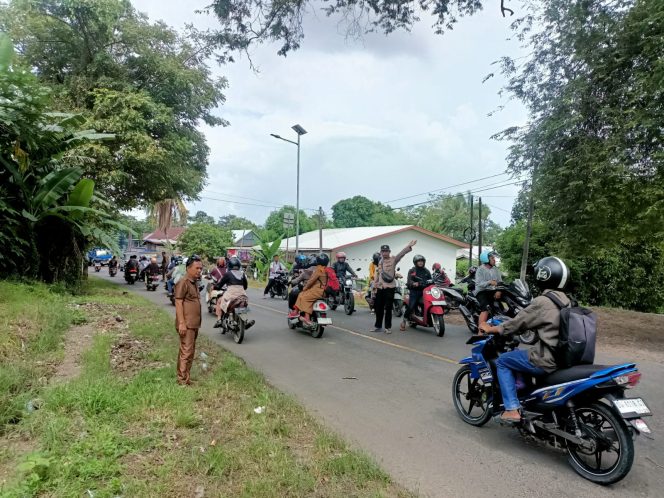 
 Polsek Awangpone Pengamanan Penebangan Pohon Rawan Di Depan SD Inpres 377 Jaling
