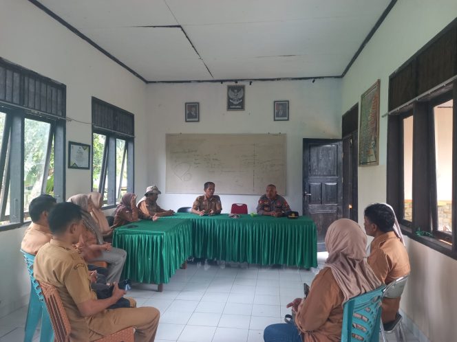 
 Silaturahmi Kapolsek Bersama Camat Patimpeng Dengan Penyuluh pertanian