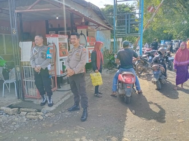 
 Pastikan Aman, Personel Polsek Libureng Pamtur di Pasar