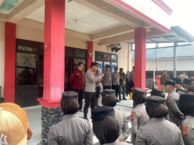 
 Sinergi TNI-Polri Amankan Pembacaan Putusan Eksekusi di Kecamatan Dua Boccoe