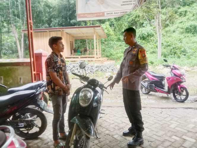 
 Sampaikan Pesan Kamtibmas, Bhabinkamtibmas Sambangi Warga Desa Binaannya