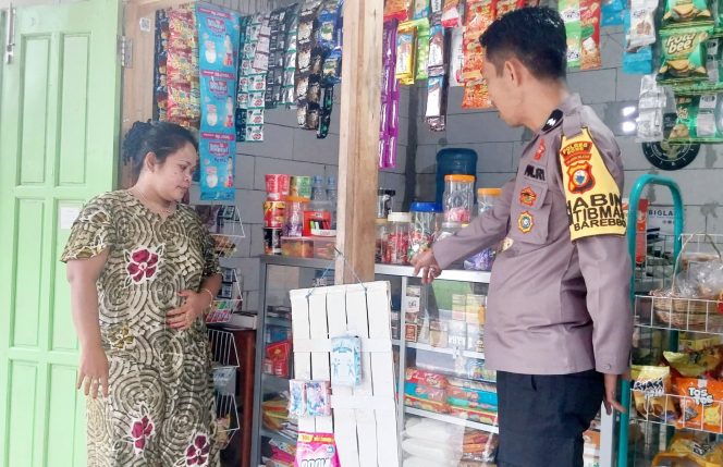 
 Bhabinkamtibmas Polsek Barebbo Sambangi Warga Desa Talungeng, Sampaikan Pesan Kamtibmas