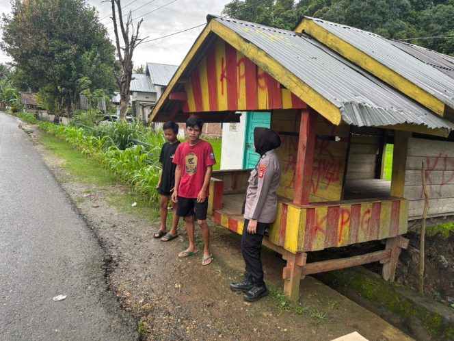 
 Sambangi Poskamblig ,Ibu Polwan Ajak Warga Aktif Jaga Kamtibmas Yang Kondusif