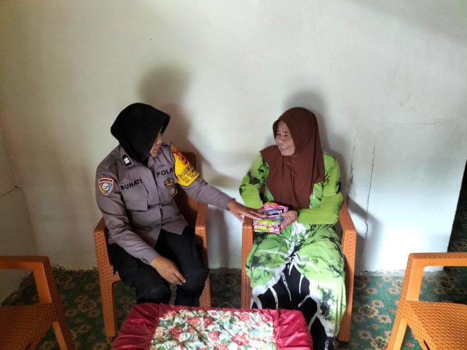 
 Dekat Dengan Warga Desa, Ibu Bhabin ini Rutin Lakukan Sambang