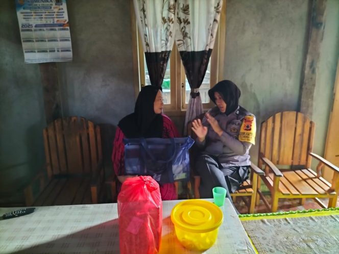 
 Peduli Warga dan Keamanan Lingkungan, Polwan ini Rutinkan Sambang Desa