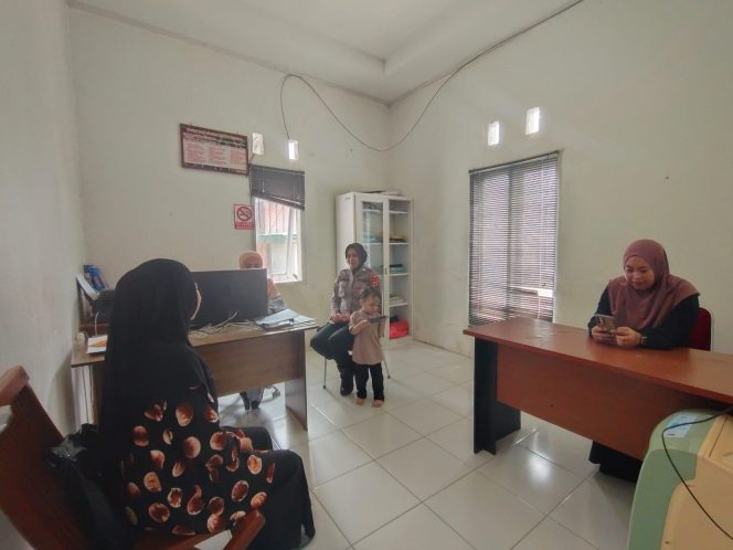 
 Brigpol Citra Sambang Desa Sambil Mengajak Warga Berdialog Seputar Keamanan Lingkungan
