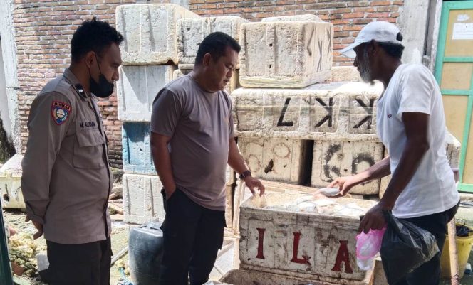 
 Lakukan Patroli dan Sambang, Kanit Binmas Polsek Tellu Siattinge Temui Warga