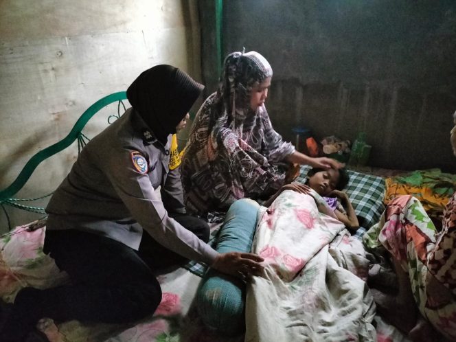 
 Peduli Sesama, Aiptu Suhati Menjenguk Warga yang Sedang Sakit
