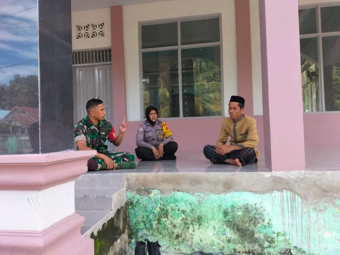 
 Aktif Berdialog Bersama Warga Polwan ini Rutin Sambang Desa Bersama Babinsa