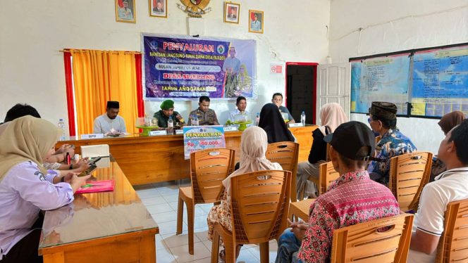 
 Tingkatkan Sinergitas Bersama Pemerintah Desa, Bhabinkamtibmas ini Hadiri Penyaluran BLT