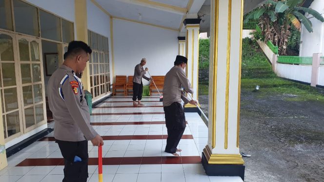 
 Wujud Kepedulian Pada Tempat Ibadah, Polsek Bontocani Lakukan Bersih-Bersih Di Masjid Dalam Rangka Hari Bhayangkara ke-79