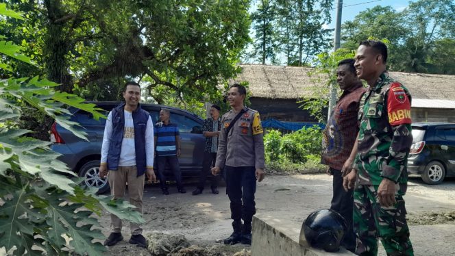 
 ‎Jalin Kerja Sama dengan Aparatur Desa, Bhabinkamtibmas Aipda Kasnindar Bersama Bhabinsa Tinjau Lokasi Pembangunan Desa  ‎