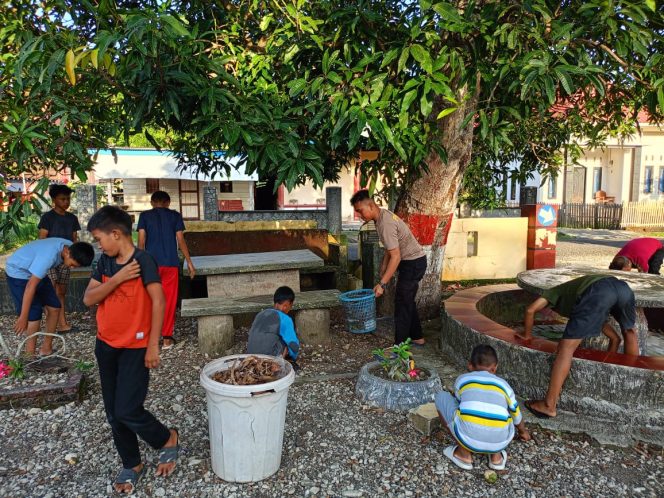
 Anak-anak Sekolah Di Kelurahan Maccope Laksanakan Kerja Bakti Bersama Personel Polsek Awangpone