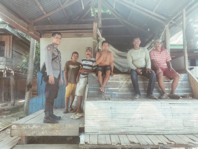 
 Bhabinkamtibmas Polsek Awangpone Laksanakan Pembinaan Satkamling di Desa Bulumpare