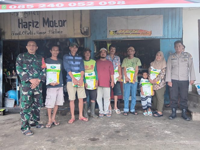 
 BHABINKAMTIBMAS DAN BABINSA DESA MANURUNGE DAMPAINGI KELOMPOK TANI TERIMA BANTUAN BIBIT JAGUNG KUNING