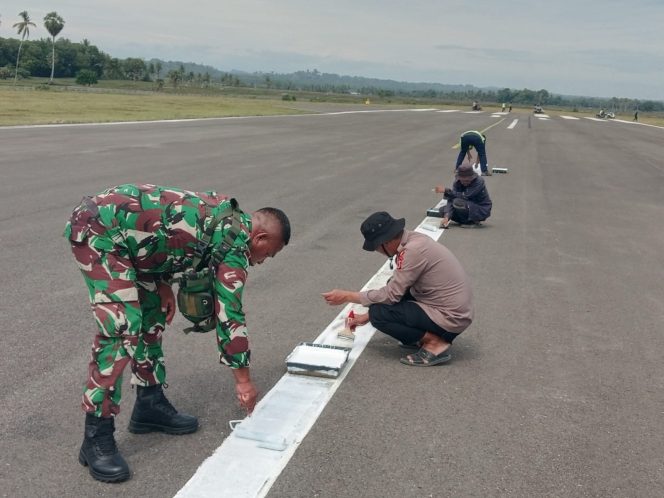 
 Sinergitas TNI-Polri dan Pegawai Bandara, Laksanakan Kerja Bakti Pengecatan Marka Landasan Bandara Arung Palakka Bone