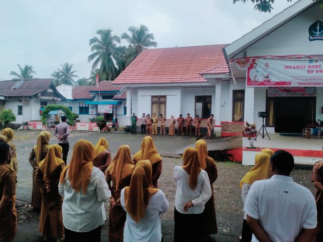 
 KAPOLSEK LAMURU MENGIKUTI APEL BERSAMA DI KANTOR CAMAT LAMURU