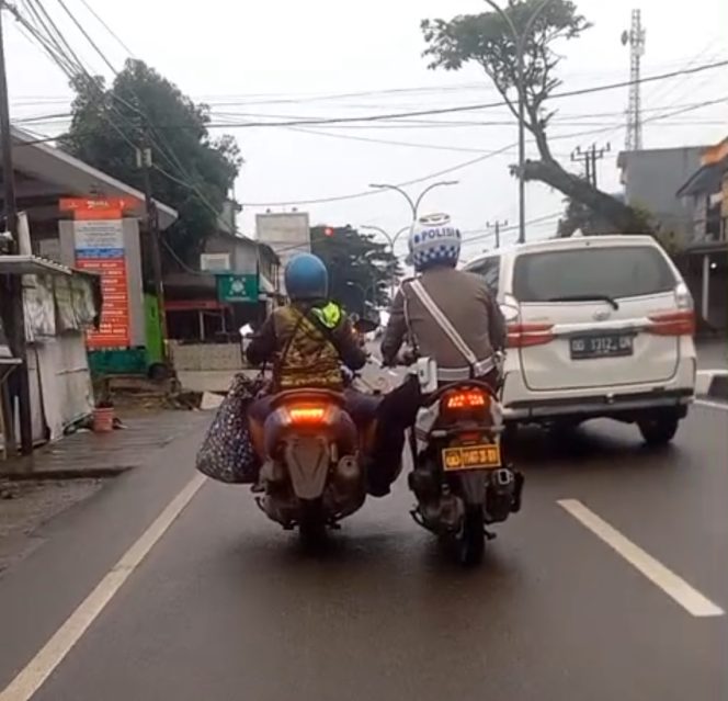 
 Aksi Humanis Polantas Bone: Bantu Dorong Motor Warga yang Mogok
