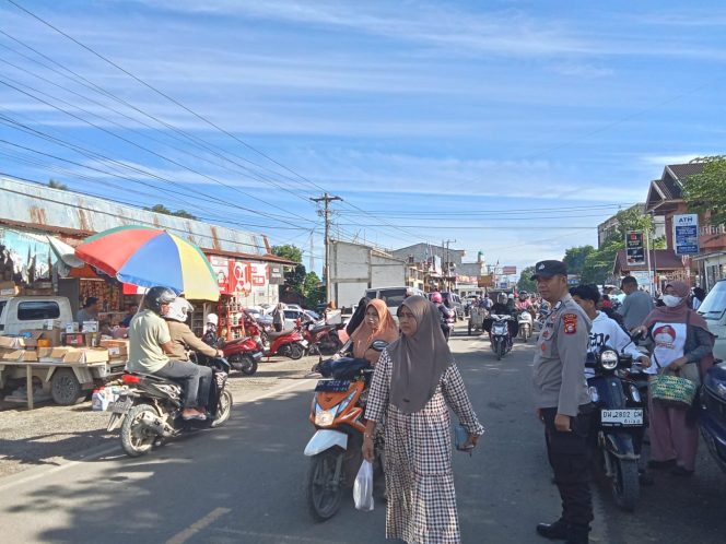 
 Polsek Awangpone Laksanakan Pengamanan Di Pasar Paccing Jelang Hari Raya Idul Adha 1446 H