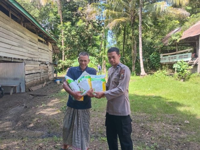 
 Polisi Penggerak Desa Mallari Serahkan Bantuan Bibit Jagung Untuk Dukung Ketahanan Pangan
