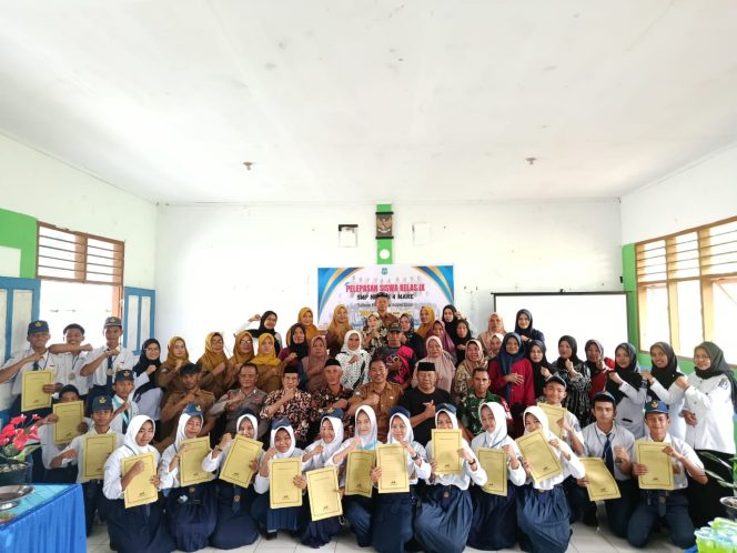 
 Bhabinkamtibmas Hadiri Acara Penamatan dan Pelepasan Siswa-Siswi SMPN 4 Mare